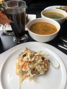 Sebze ve peynirli lezzetli vejetaryen salatası.