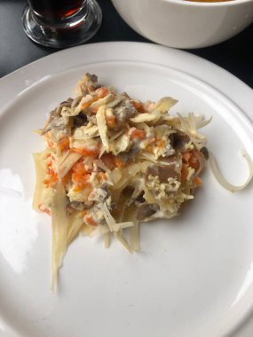 Sebze ve peynirli lezzetli vejetaryen salatası.