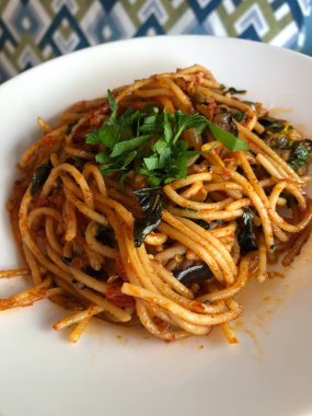 Vejetaryen makarna domates ve fesleğen ile