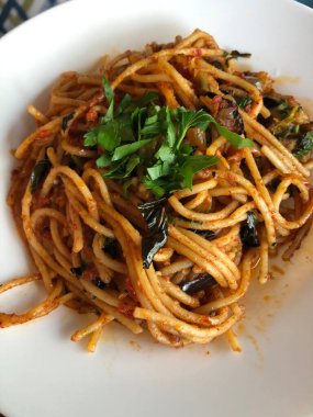 Vejetaryen makarna domates ve fesleğen ile