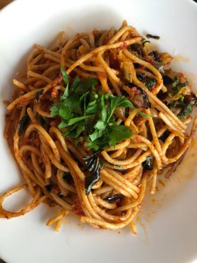 Vejetaryen makarna domates ve fesleğen ile