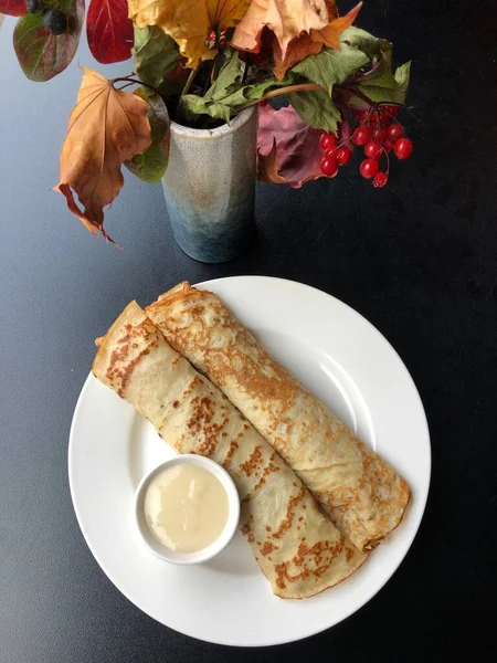 Pannkakor Med Banan Och Vaniljkräm — Stockfoto