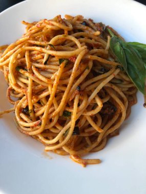 Vejetaryen makarna domates ve fesleğen ile