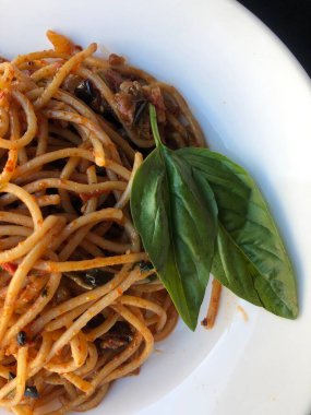 Vejetaryen makarna domates ve fesleğen ile