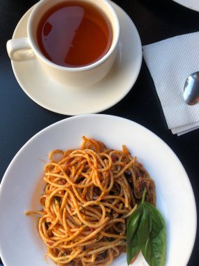 Vejetaryen makarna domates ve fesleğen ile