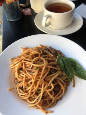 Vejetaryen makarna domates ve fesleğen ile