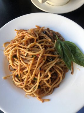 Vejetaryen makarna domates ve fesleğen ile