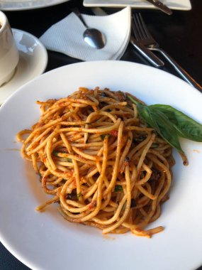 Vejetaryen makarna domates ve fesleğen ile