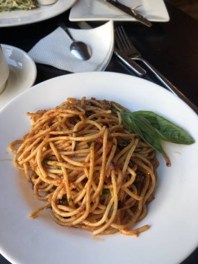 Vejetaryen makarna domates ve fesleğen ile