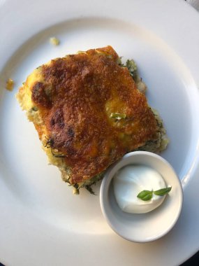 Sebzeli ve otlu lazanya.