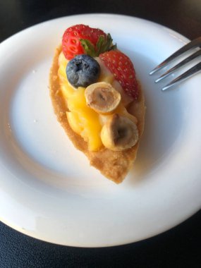 Kremalı ve fındıklı kek.