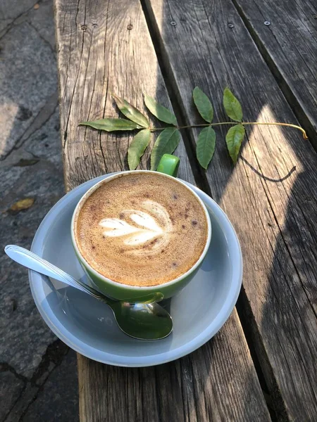 Finom Cappuccino Fahéjjal Fából Készült Háttérrel — Stock Fotó