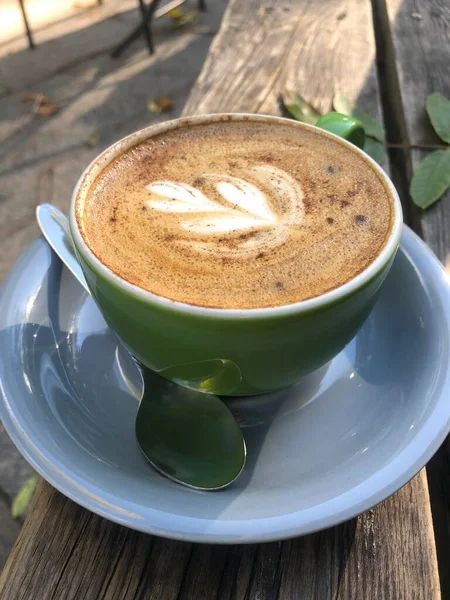 Cappuccino Delicioso Com Canela Fundo Madeira — Fotografia de Stock