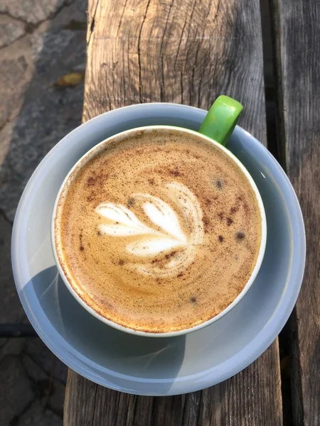 Delizioso Cappuccino Con Cannella Fondo Legno — Foto Stock