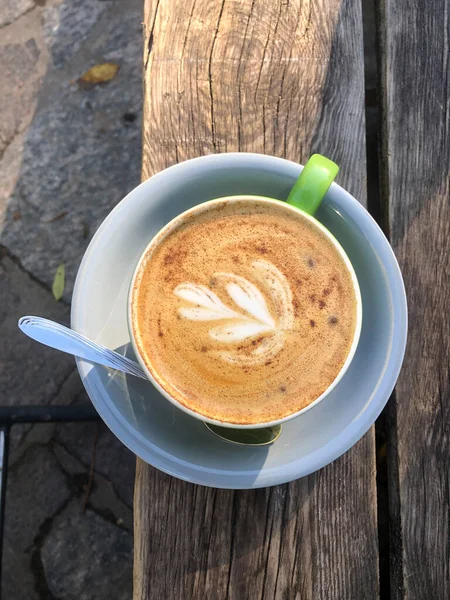 Köstlicher Cappuccino Mit Zimt Auf Holzgrund — Stockfoto