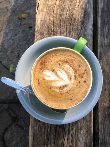 Delizioso Cappuccino Con Cannella Fondo Legno — Foto Stock