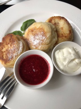 Reçelli, ekşi kremalı ve naneli leziz peynirli kekler.