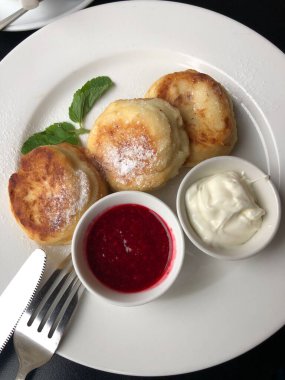 Reçelli, ekşi kremalı ve naneli leziz peynirli kekler.