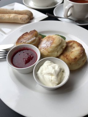 Reçelli, ekşi kremalı ve naneli leziz peynirli kekler.