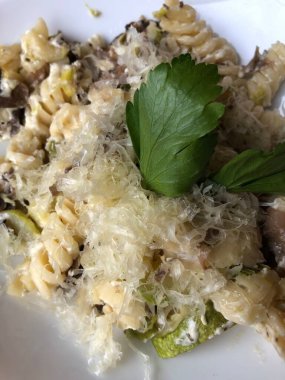 Sebzeli makarna, mantar ve peynir.