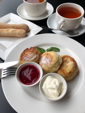 Reçelli, ekşi kremalı ve naneli leziz peynirli kekler.