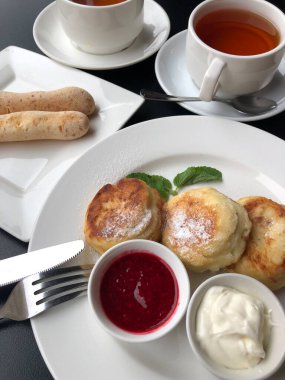 Reçelli, ekşi kremalı ve naneli leziz peynirli kekler.