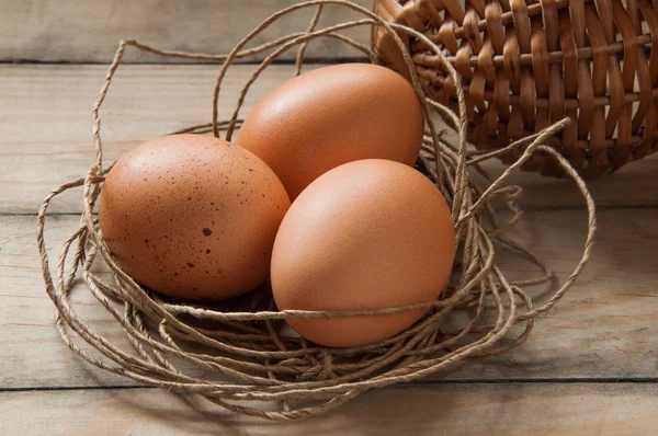 iş parçacığının bir yuvada üç yumurta