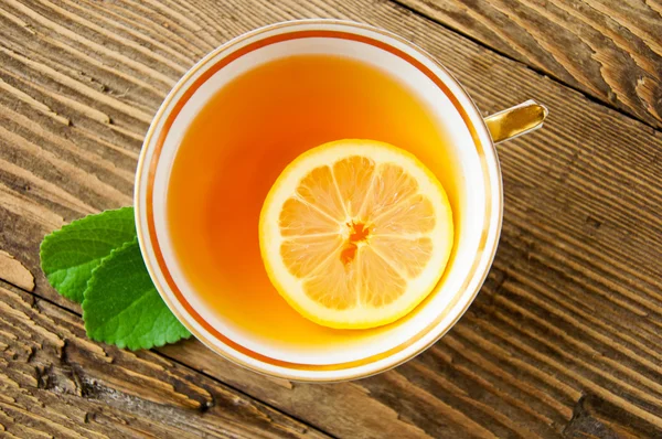 Limonlu ve naneli çay.