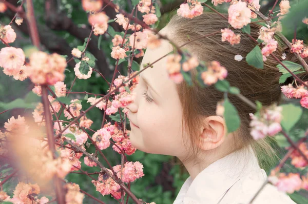 Dívka a růžové květy — Stock fotografie