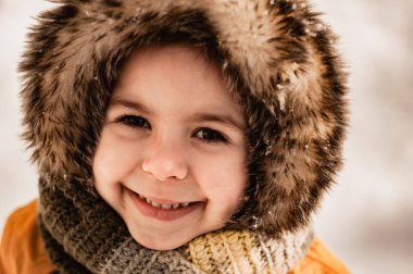 Kışın sokakta sarılar içindeki kız. Yakın plan.