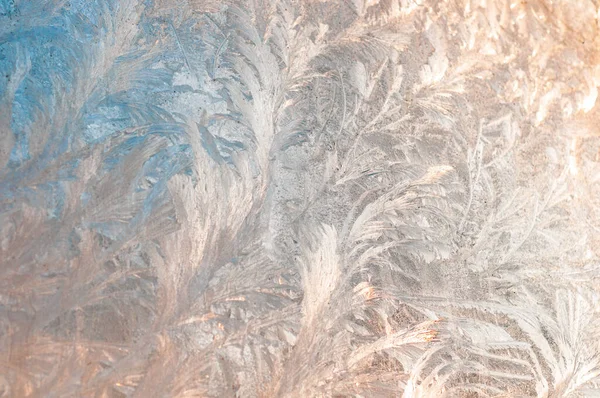 Pencerede renkli buz deseni