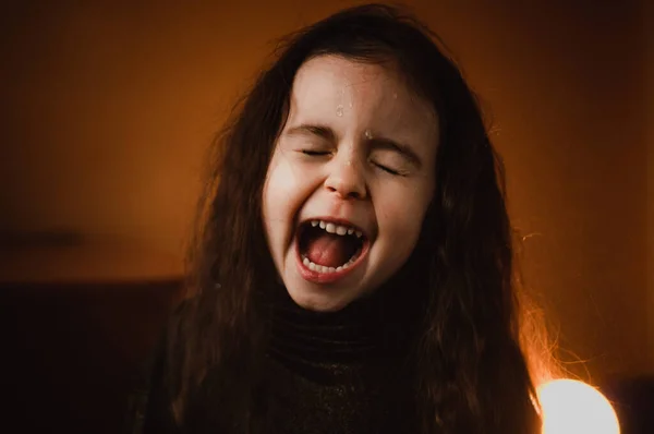 Menina Criança Retrato Casa Fundo Laranja — Fotografia de Stock