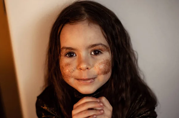 Retrato Uma Menina Com Brilho Olhos Castanhos Cabelos Castanhos — Fotografia de Stock