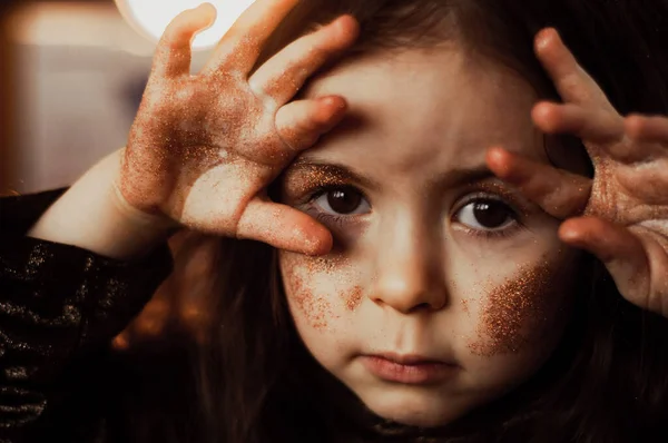 Portrét Holčičky Třpytivýma Hnědookýma Hnědovlasýma — Stock fotografie