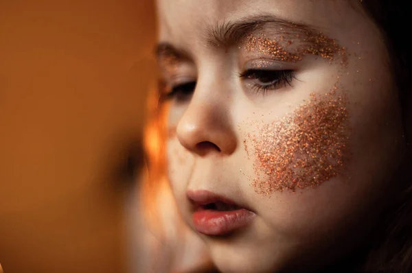 Porträtt Flicka Med Glitter Brunögd Brunhårig — Stockfoto