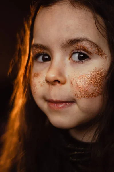 Potret Seorang Gadis Anak Dengan Kerlap Kerlip Berambut Cokelat — Stok Foto