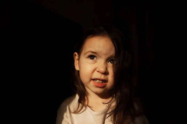 Retrato Infantil Casa Luz Dura Sobre Fondo Oscuro —  Fotos de Stock