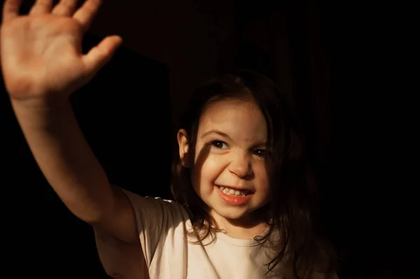 Retrato Infantil Casa Luz Dura Sobre Fondo Oscuro — Foto de Stock