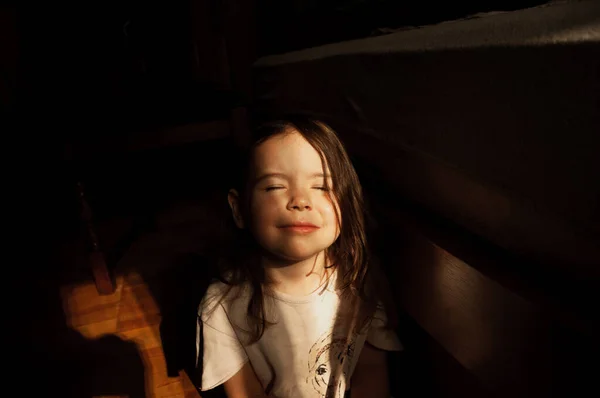 Retrato Infantil Casa Luz Dura Fundo Escuro — Fotografia de Stock