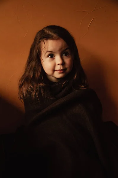 Портрет Девочки Ребенка Дома Оранжевом Фоне — стоковое фото