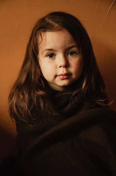 Meisje Kind Portret Thuis Oranje Achtergrond — Stockfoto