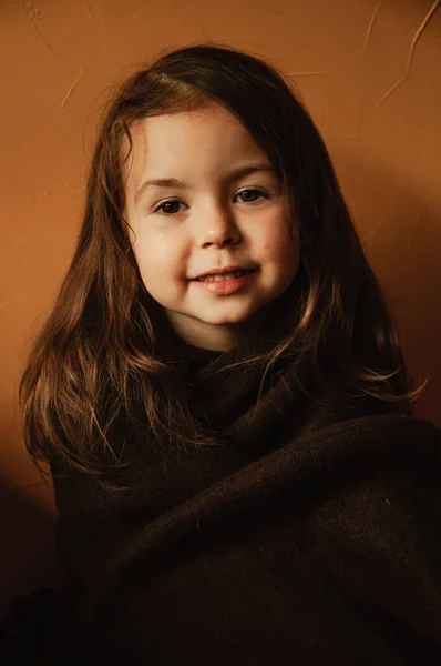 Fille Portrait Enfant Maison Sur Fond Orange Photos De Stock Libres De Droits