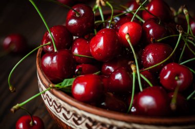 Tahta bir arka planda olgun kirazlar.