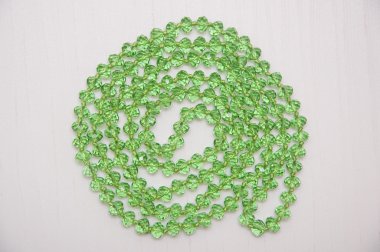 Yeşil cam boncuklar