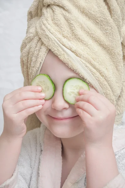 Chica con pepino — Foto de Stock