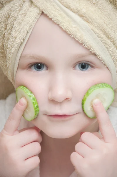 Girl with cucumber — Stock Photo, Image