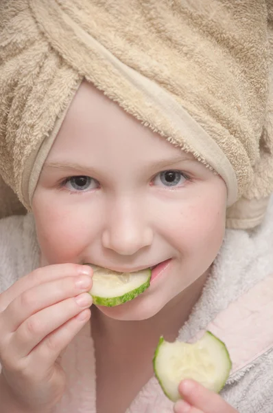 Girl with cucumber — Stock Photo, Image