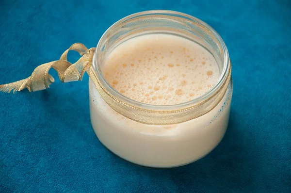 Beyaz-pembe sıvı köpük ile