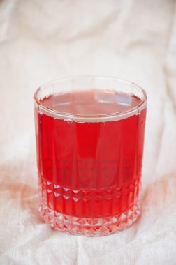 Cam bardak kırmızı içecek ile