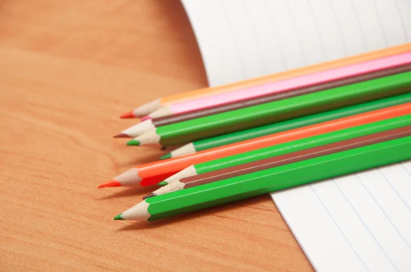 Tužky na notebook — Stock fotografie